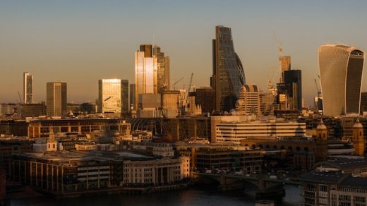 pemandangan kota metropolitan di senja hari